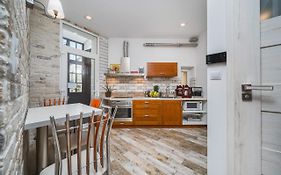 Riverside City Center Apartment With Classic Vibes - By Upstairs
